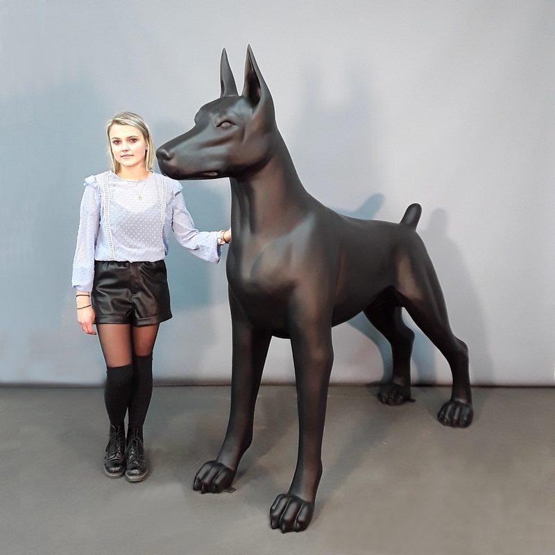 Détail d’une statue tête de cheval réaliste en bronze, capturant la puissance et l’expression de l’animal.